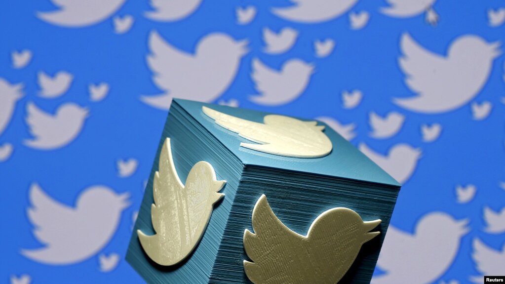 Twitter revenues hit by lower advertising and low demand Twitter reportó el jueves ingresos y utilidades del tercer trimestre por debajo de las expectativas, algo que la compañÃa atribuyó a problemas con la publicidad. REUTERS/Dado Ruvic.
