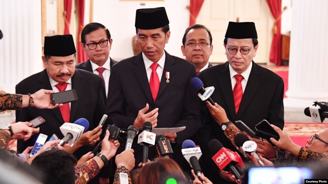 Presiden Joko Widodo memberikan keterangan usai melantik pimpinan PPATK yang baru di Istana Negara Jakarta Rabu, 26 Oktober 2016. (Foto: Biro Pers Kepresidenan).