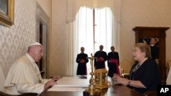La presidenta de Chile, Michelle Bachelet le regaló al papa un rosario de lapislázuli hecho en plata y el libro Iglesias del Fin del Mundo, con fotografías de las iglesias chilenas.