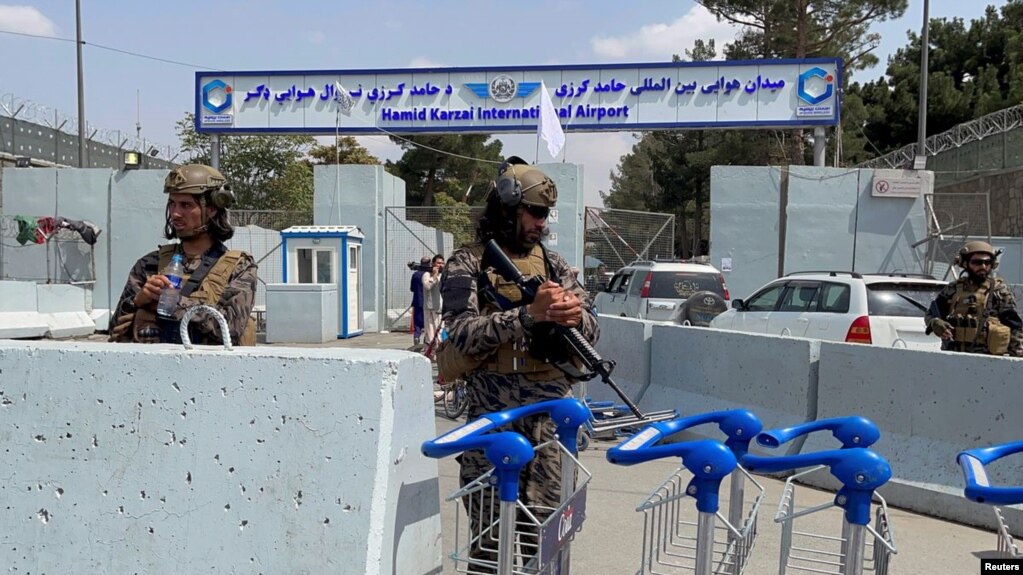 2021 年 8 月 31 日，在美军撤离阿富汗喀布尔的第二天，塔利班部队在哈米德·卡尔扎伊国际机场的入口处站岗。(photo:VOA)
