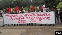 Puluhan aktivis GMNI melakukan aksi dukungan terhadap Gubernur DKI Basuki Tjahaja Purnama di Balai Kota Jakarta hari Senin, 2/3 (foto: VOA/Andylala).