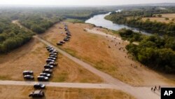 Zvanična vozila parkirana su uz obalu Rio Grande blizu migrantskog kampa u Del Riju u Teksasu 21. septembra 2021.