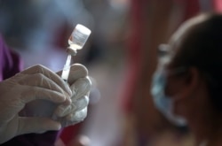Vaksinasi para pemuka agama di Denpasar, Bali, dengan vaksin produksi Sinovac, 16 Maret 2021. (AP Photo/Firdia Lisnawati)