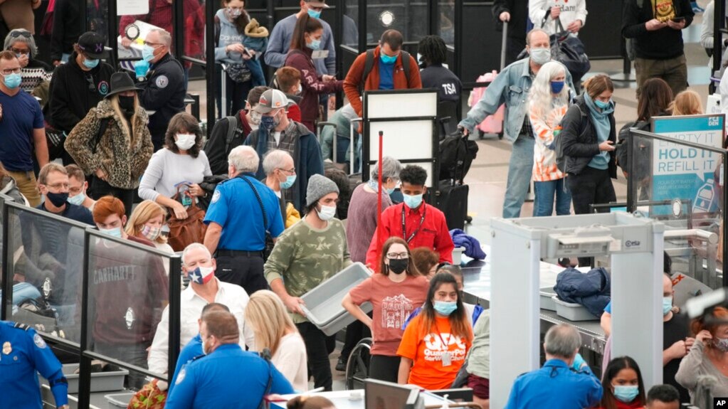 2021年11月23日，在感恩节到来之际，旅行者在科罗拉多州丹佛国际机场排队等待安检。（美联社）(photo:VOA)