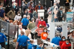تھینکس گوونگ کے موقع پر امریکی ہوائی اڈوں پر مسافروں کے ہجوم دیکھے گئے۔ ڈینور 23 نومبر 2021