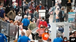 2021年11月23日，在感恩节到来之际，旅行者在科罗拉多州丹佛国际机场排队等待安检。（美联社）