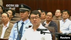 Mantan kepala polisi Wang Lijun memberikan kesaksian dalam pengadilan di kota Chengdu, Tiongkok hari Selasa (18/9). 