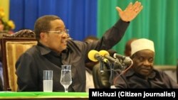 Rais Kikwete akihutubia wazee wa Daresalaam.