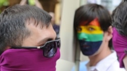 ჰომოფობიასთან ბრძოლის საერთაშორისო დღე საქართველოში - ლგბტ (ლესბოსელი, გეი, ბისექსუალი და ტრანსგენდერი) თემის წარმომადგენლები მონაწილეობენ მცირერიცხოვან გეი მარშში ჰომოფობიასთან, ტრანსფობიასა და ბიფობიასთან ბრძოლის საერთაშორისო დღეს თბილისში, საქართველო, 2012 წლის 12 მაისი.