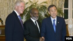 El ex presidente Bill Clinton, el presidente de Haití, René Preval, y el secretario general de Naciones Unidas, Ban ki-Moon exhortaron a los donantes a dar mñas apoyo a Haití.