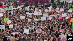 2일 미국 오클라호마 시티에 있는 주 의사당 앞에서 오클라호마주 공립학교 교사들이 시위하고 있다.