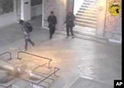 Bộ Nội vụ Tunisia phổ biến video an ninh ghi nhận cho thấy 2 nghi can mang súng trường đi vào viện bảo tàng. Một đoạn cho thấy hai hung thủ gặp một tên thứ ba mang túi đeo lưng, nhanh chóng nhận diện nhau, và rồi đi ra những hướng khác nhau.