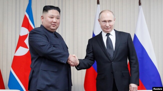 김정은(왼쪽) 북한 국무위원장과 블라디미르 푸틴 러시아 대통령이 지난 2019년 블라디보스토크에서 회동하고 있다. (자료사진)