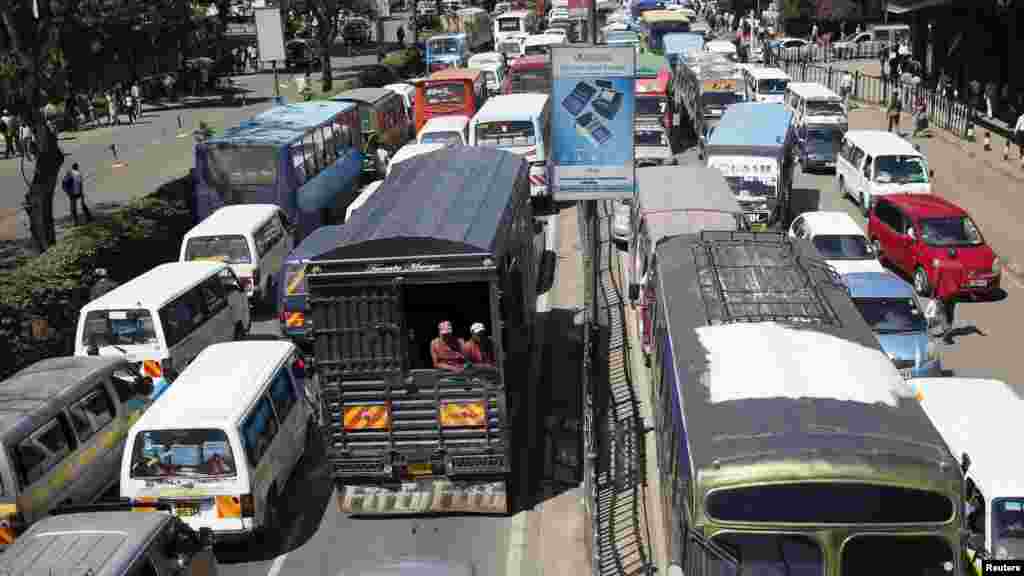 Un embouteillage monstre empêche la circulation dans les deux sens sur les avenues de Nairobi où les étudiants manifestent, le 7 avril 2015.