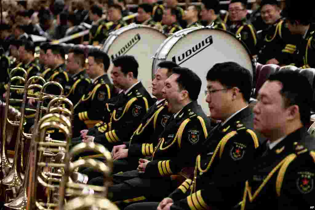5일 중국 베이징 인민대회당에서 열린 전국인민대표대회 개막식에 참석한 군악대 대원들이 원자바오 총리의 업무보고를 듣고 있다.