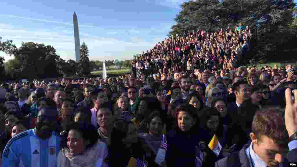 Crowds wait to see Pope Francis at the White House, Sept. 23, 2015. (Aru Pande/VOA)