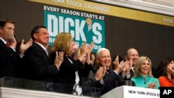 迪克体育用品公司董事长兼首席执行官爱德华·斯塔克(右二)为当天纽约股市敲响开市钟。(2019年10月8日)