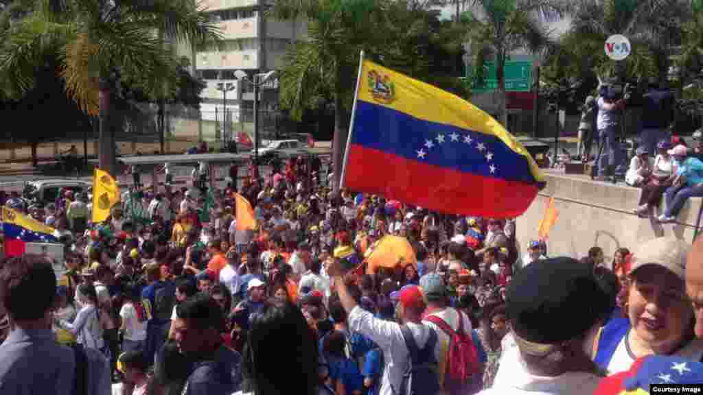 Muchos venezolanos se unen para pedir la entrada de la ayuda humanitaria, que fue enviada por EE.UU.&nbsp;