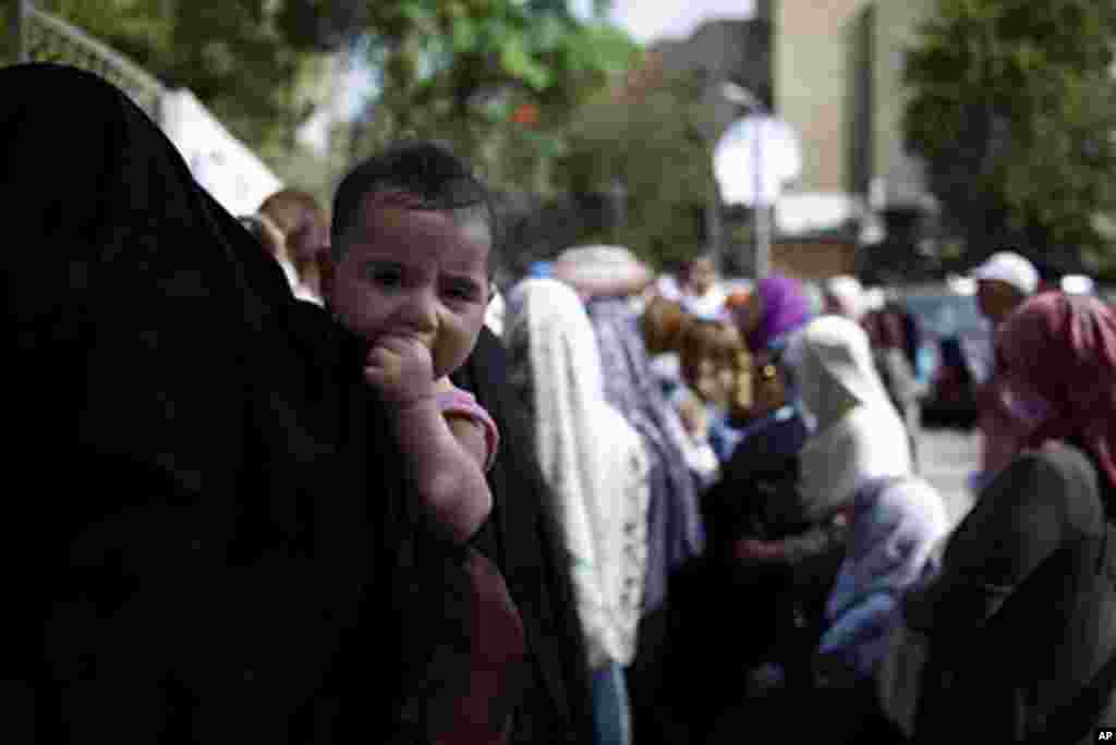 Women came with their children to take part in the historic poll. (Y. Weeks/VOA)