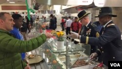 한국 평택 캠프 험프리스 미군기지 지휘관들이 25일 성탄절을 맞아 부하들에게 직접 음식을 배식하고 있다. 미군은 해마다 추수감사절, 성탄절 등 명절에 지휘관이 장병들에게 음식을 먼저 대접하는 전통이 있다.