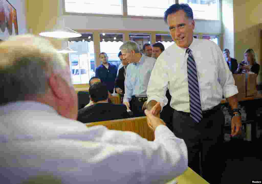 Republican presidential nominee Mitt Romney greets diners at First Watch cafe, where he picked up some food, in Cincinnati, Ohio, October 25, 2012. 