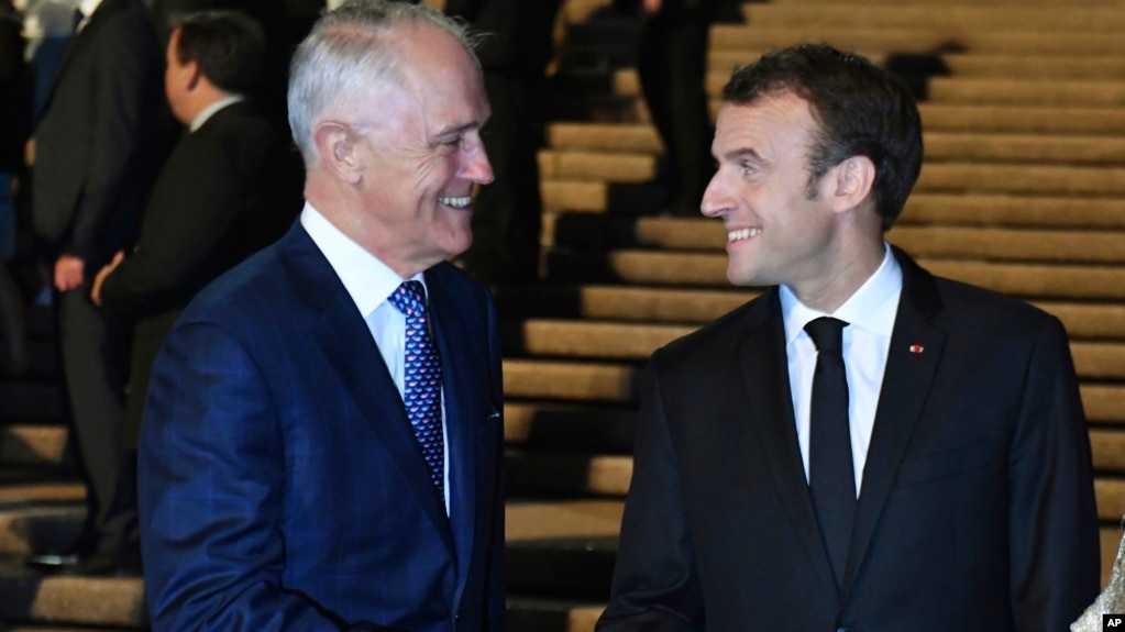 Tổng thống Pháp Emmanuel Macron bắt tay Thủ tướng Australia Malcolm Turnbull tại Nhà hát Opera Sydney, ngày 1/5/2018.