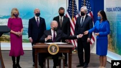 조 바이든 대통령이 15일 백악관에서 아메리칸 원주민의 안전과 정의 향상을 위한 행정명령에 서명하고 있다.