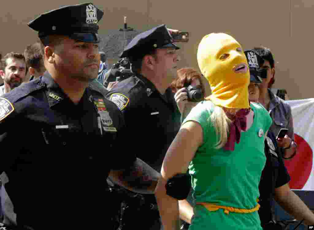 Um protestante é preso em frente ao consulado russo em Nova York