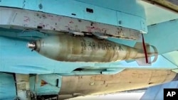 Trong bức ảnh cắt từ video được phát hành bởi trang web chính thức Bộ Quốc phòng Nga vào ngày 20 tháng 11 năm 2015, dòng chữ "Đối với Paris" được viết trên một quả bom gắn vào máy bay chiến đấu Nga để chuẩn bị cho nhiệm vụ chiến đấu ở Syria.
