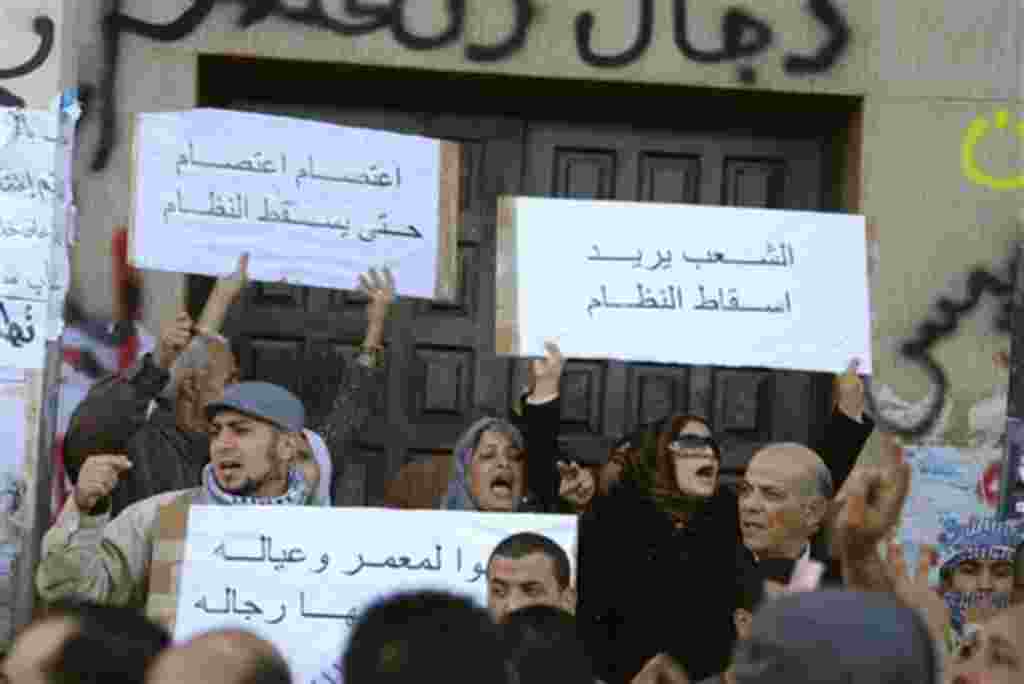 Esta fotografía de autor desconocido muestra a gente lanzando consignas contra Gadafi los pasados días en Benghazi, Libia.