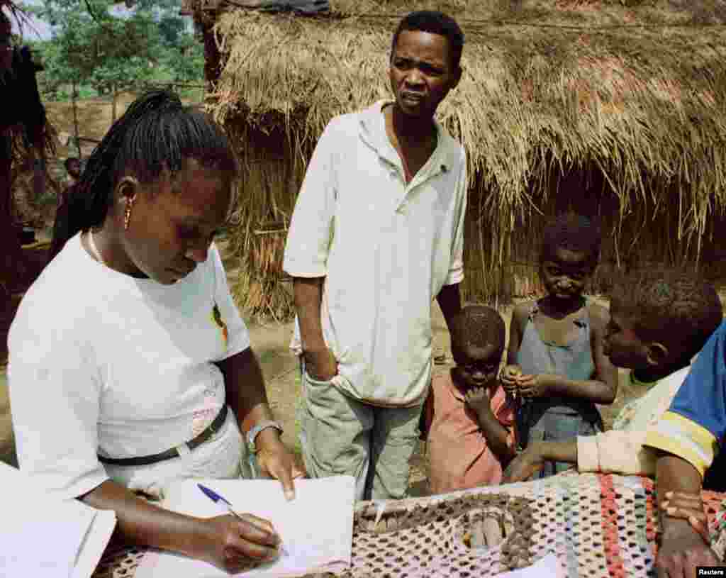 Em 1998, socorristas cadastram crianças que foram separadas de seus pais em um campo de refugiados a 60 quilômetros de Luanda, onde mais de 14 mil pessoas se refugiam da sangrenta guerra civil em Angola.&nbsp; &nbsp;