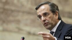 Pemimpin kubu konservatif yang berposisi sebagai oposisi, Antonis Samaras dalam sidang parlemen di Athena, Rabu (2/11).