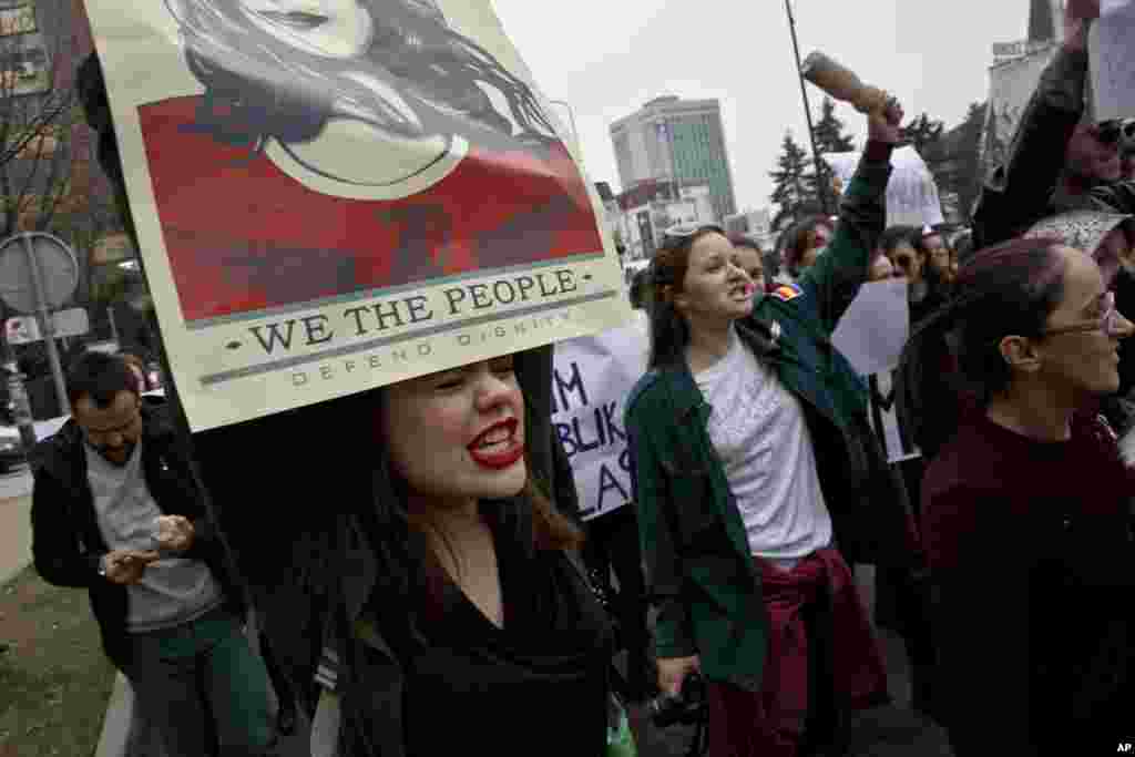 تظاهرات بزرگداشت روز جهانی زن در پریشتینا،&nbsp;کوزوو.