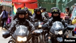 Oficiales de policía de la Unidad de Operaciones Tácticas de Bolivia (UTOP) viajan en motocicletas hacia la entrada de la zona residencial de La Rinconada, donde se encuentra la residencia de la embajada de México en La Paz, Bolivia, 15 de enero de 2020. 