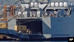 Chiếc xe tải chở hóa chất lên tàu Cape Ray tại cảng Gioia Tauro, miền nam nước Ý