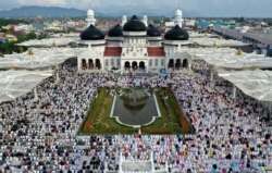 Umat Islam melaksanakan sholat Idul Fitri, menandai akhir bulan puasa Ramadhan, di Masjid Agung Baiturrahman di Banda Aceh, Indonesia, 5 Juni 2019. (Foto: Antara/Irwansyah Putra/via REUTERS)