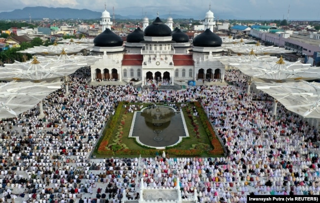 Umat Islam melaksanakan sholat Idul Fitri, menandai akhir bulan puasa Ramadhan, di Masjid Agung Baiturrahman di Banda Aceh, Indonesia, 5 Juni 2019. (Foto: Antara/Irwansyah Putra/via REUTERS)