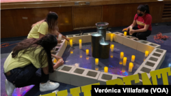 Estudiantes de la Sun Valley Magnet School, en LA, EE. UU. preparan la exposición en homenaje a las víctimas del 11S. [Foto Verónica Villafañe].