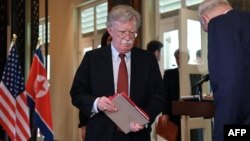 Le conseiller américain à la sécurité nationale John Bolton lors d'une cérémonie de signature entre Kim Jong Un et Donald Trump à Singapour le 12 juin 2018.