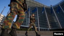EU ကော်မရှင်ဌာနချုပ်ရုံးရှေ့မှာ လုံခြုံရေးယူနေတဲ့ ဘယ်လ်ဂျီယံတပ်ဖွဲ့ဝင်များ။