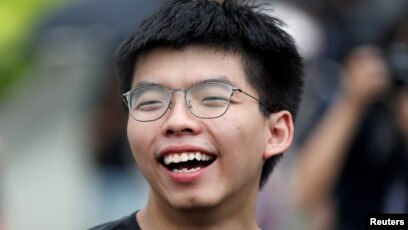 Nhà hoạt động Joshua Wong biểu tình bên ngoài cơ quan lập pháp Hong Kong hôm 17/6.