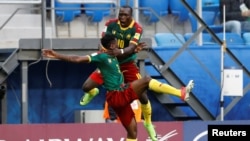 Les joueurs camerounais Andre-Frank Zambo Anguissa et Vincent Aboubakar à Saint Petersbourg, le 22 juin 2017.