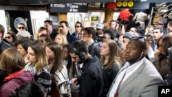 In this May 16, 2016 photo, commuters crowd a platform after exiting the L train in the Union Square subway station in New York.