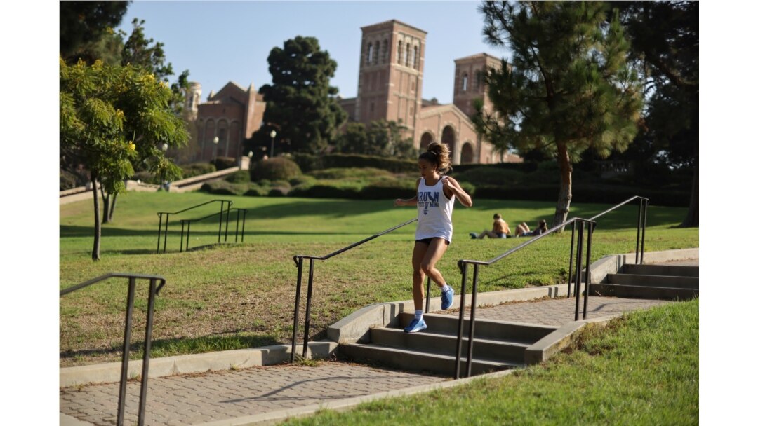 Seorang perempuan sedang jogging di kampus University of California Los Angeles (UCLA) sebelum tahun ajaran baru di tengah pandemi virus corona, di Los Angeles, California, 28 September 2020. (Foto: Reuters)