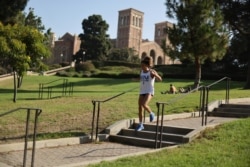 Seorang perempuan sedang jogging di kampus University of California Los Angeles (UCLA) sebelum tahun ajaran baru di tengah pandemi virus corona, di Los Angeles, California, 28 September 2020. (Foto: Reuters)