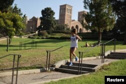 Seorang perempuan sedang jogging di kampus University of California Los Angeles (UCLA) sebelum tahun ajaran baru di tengah pandemi virus corona, di Los Angeles, California, 28 September 2020. (Foto: Reuters)