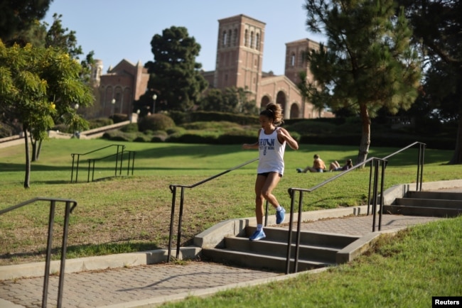 Seorang perempuan sedang jogging di kampus University of California Los Angeles (UCLA) sebelum tahun ajaran baru di tengah pandemi virus corona, di Los Angeles, California, 28 September 2020. (Foto: Reuters)