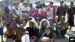 လိုင်ဇာမြို့အနီး ကေအိုင်အေ ထိန်းချုပ်နယ်မြေအတွင်းကချင်စစ်ပြေးဒုက္ခသည်များကို တွေ့ရစဉ်။ (ဇန်နဝါရီလ ၄၊ ၂၀၁၃)