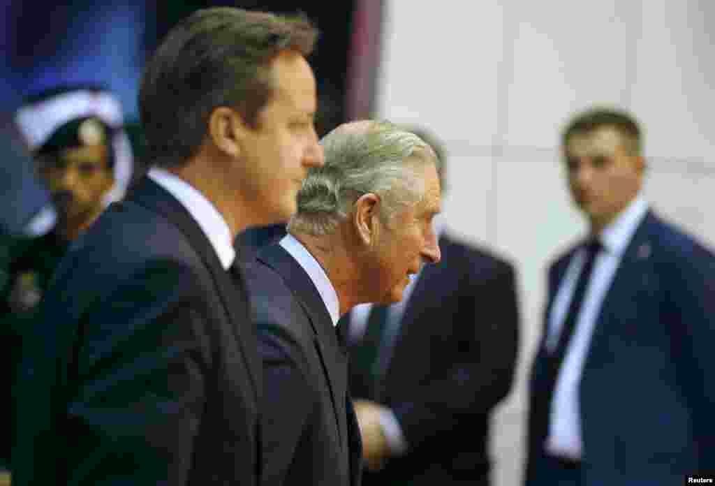 پرنس چارلز، شاهزاده انگلستان، و دیوید کامرون نخست وزیر اين کشور در حال ورود به ریاض برای گفتن تسلیت بخاطر مرگ ملک عبدالله پادشاه فقيد عربستان &ndash; ۴ بهمن ۱۳۹۳ (۲۴ ژانويه ۲۰۱۵)