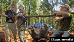 ພະນັກງານຄົ້ນຫາຊາກກະດູກ ແລະສິ່ງເສດເຫຼືອ ຂອງທະຫານ ສຫລ ທີ່ຫາຍສາບສູນ ໃນປາງສົງຄາມ ຂອງທາງການ ສຫລ ຈຳນວນນຶ່ງ ກຳລັງຫາມສິ່ງເສດເຫຼືອສ່ວນນຶ່ງຂຶ້ນມາ ໃນແຂວງເຊກອງ.